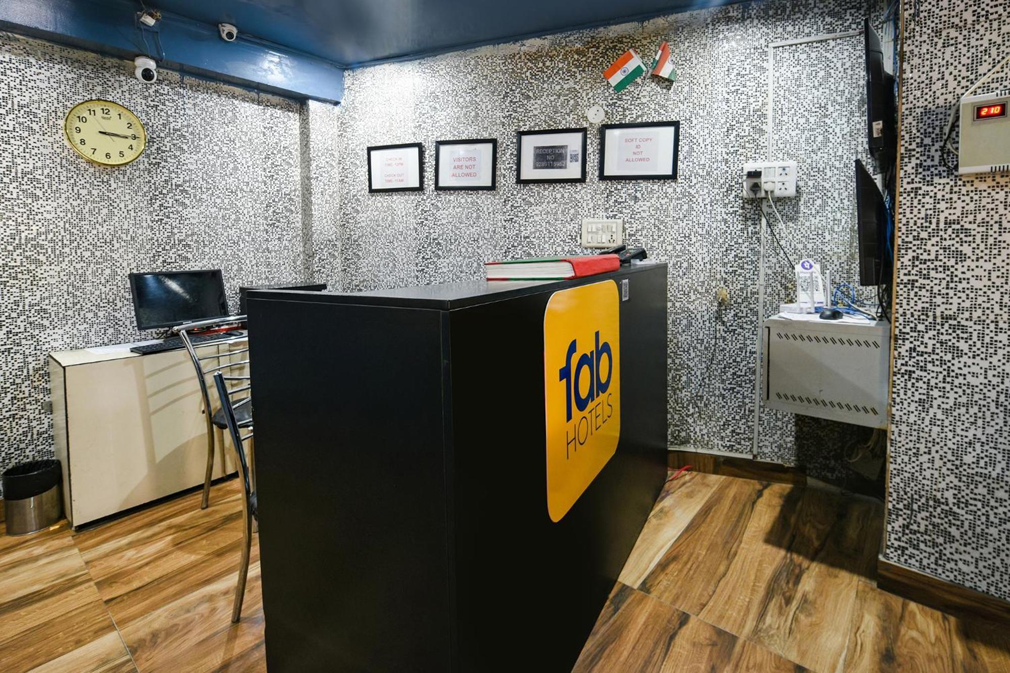 Fabhotel Model Town New Delhi Exterior photo